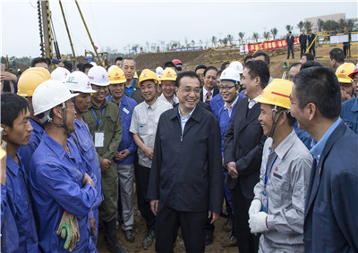 2015年，国务院总理李克强视察位于海南的快盈lll平台建设集团第七建设公司项目部