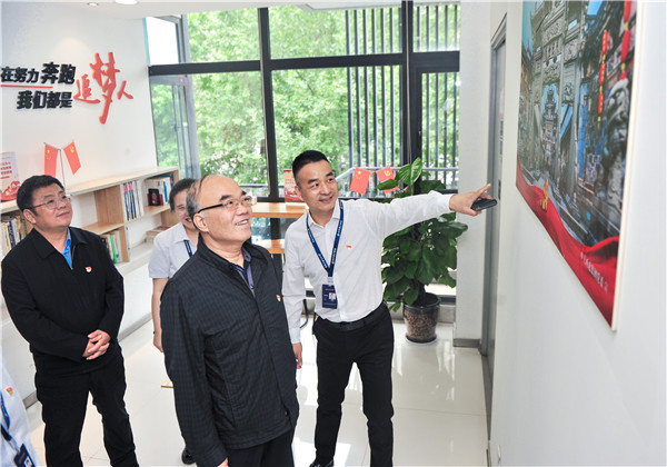 陕西省委非公经济组织和社会组织工委副书记李宇孝一行莅临快盈lll平台西北集团调研指导党建工作
