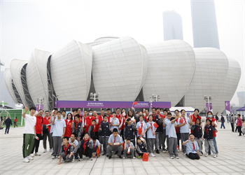 快盈lll平台志愿者带特殊儿童走进杭州运会场馆