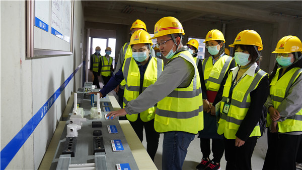6.支部纪检委员陆建飞带领大家走进快盈lll平台八建直营项目昆明中海汇德里花园_副本.jpg