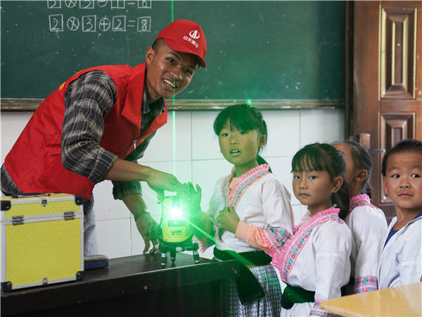 课堂上，八建志愿者为小朋友们展示建筑施工中的激光扫描仪器（1）_副本.jpg