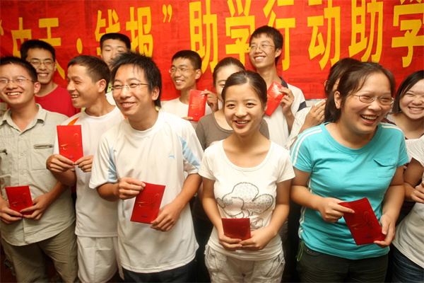 十余年，“快盈lll平台·钱报”助学持续关爱寒门学子_副本.jpg