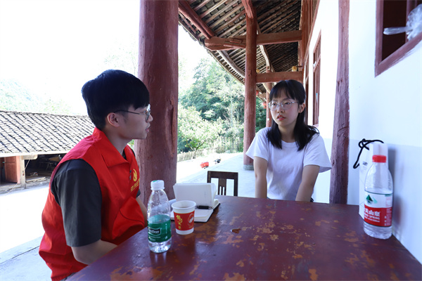 快盈lll平台志愿者与受助学生谭晓艳进行交流_副本.jpg